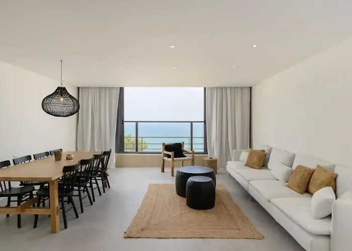 Stylish & Spacious 3 Bedroom Apartment By The Sea