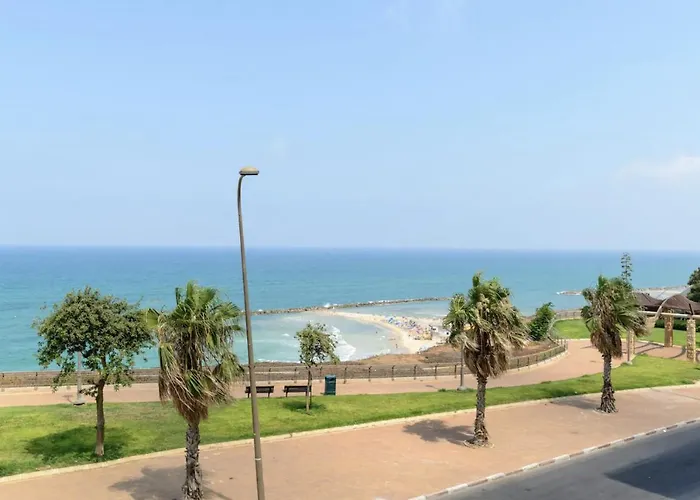 Stylish & Spacious 3 Bedroom Apartment By The Sea