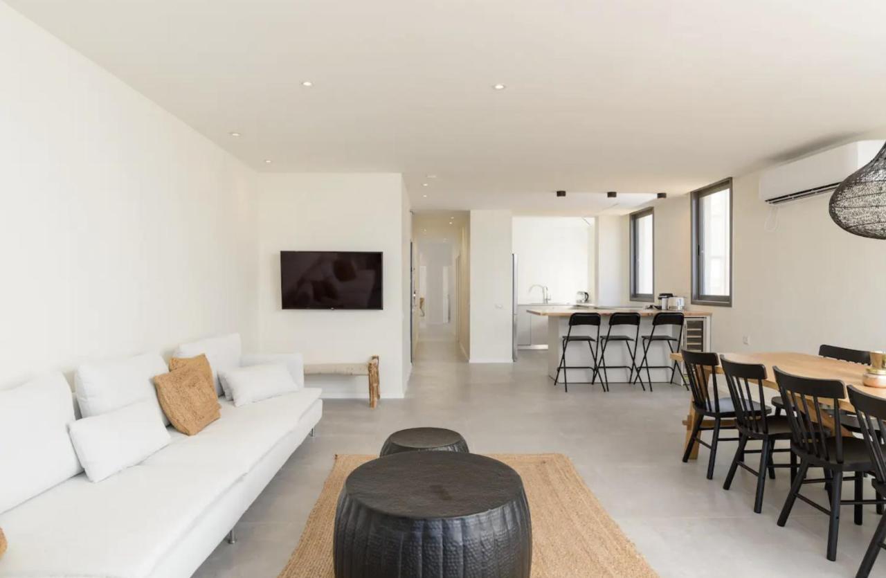 Stylish & Spacious 3 Bedroom By The Sea Apartment